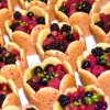 Dolci a base di frutti di bosco e pistacchi.