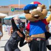 Due persone in costume e maschera vicino al mare.