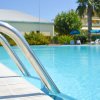 Piscina con scala in metallo.
