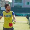 Istruttore di tennis su campo all'aperto.