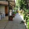 Veranda con tavolo all'aperto e piante intorno.