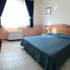 Stanza da letto con letto matrimoniale e scrivania.