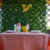 Tavolo con tovaglia rosa e decorazioni floreali.