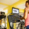 Persona su tapis roulant in palestra.