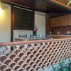 Cucina all'aperto con tavolo e sedie.