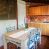Tavolo e sedie in una cucina rustica.