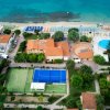 Vista aerea di un villaggio turistico sul mare.