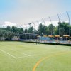 Campo da tennis con rete e alberi sullo sfondo.
