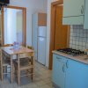Cucina e sala da pranzo con tavolo e sedie.