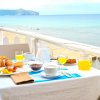 Colazione all'aperto con vista sul mare.