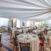 Sala da pranzo elegante con tavoli rotondi apparecchiati.