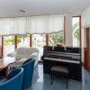 Interno elegante con pianoforte e poltrone.
