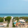 Vista mare con case e alberi.