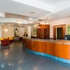 Reception con banco in legno.