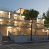 Edificio illuminato al tramonto.