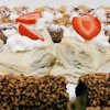 Sfogliatine con panna e fragole su un vassoio.