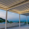 Terrazza coperta vista mare al tramonto.