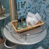 Prodotti da bagno in un vassoio di vimini.