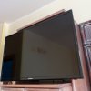 Televisore a schermo piatto su un mobile.