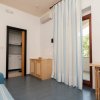 Interno di una stanza con divano e armadi.