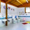 Bagno colorato con servizi e doccia per bambini.