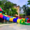 Scivolo colorato in un parco acquatico per bambini.