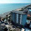 Hotel e spiaggia dall'alto.