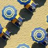 Ombrelloni blu e gialli su una spiaggia.