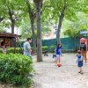 Parco giochi con persone e scivolo.