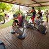 Area fitness all'aperto con persone su attrezzi da ginnastica.