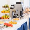 Buffet con frutta, caffè e succo d'arancia.