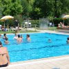 Persone nuotano in una piscina all'aperto.