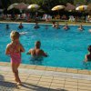 Persone fanno esercizi in una piscina.