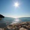 Spiaggia deserta con sole splendente.