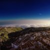 Panoramica di un borgo montano e nuvole.