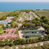 Resort con alloggi, piscina e vista sul mare.