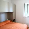 Camera da letto con letto arancione e armadio.