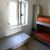 Cameretta con letto a castello e scrivania.