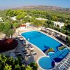 Vista aerea di una piscina circondata da alberi e colline.