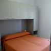 Camera da letto con letto matrimoniale e armadio a ponte.