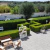 Cortile con panchine e siepi, vista dall'alto.