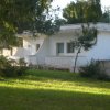 Villa bianca tra gli alberi.