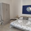 Camera con letto matrimoniale e armadio.