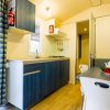 Cucina con tavolo e sedie moderne.