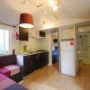 Interno di una casa mobile con cucina e soggiorno.