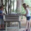 Due bambini giocano a biliardino all'aperto.