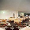 Sala da pranzo con buffet e tavoli apparecchiati.
