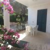 Veranda con fiori rosa e mobili da esterno.