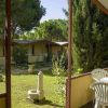 Veranda con tavolo, sedie e vista giardino.