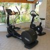 Palestra con cyclette e ellittica su terrazza.